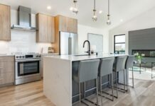 Барная стойка или обеденный стол на кухне: что выбрать, плюсы и минусы каждого варианта