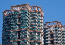 Дизайн лоджии: фото идей интерьера маленькой или панорамной лоджии с остеклением и без в современном стиле