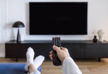 Домашний проектор или телевизор: плюсы и минусы гаджетов, цены и удобства использования