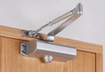 Дверной доводчик: принцип работы, функции и критерии выбора