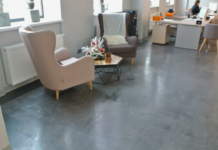 Бетонный пол: преимущества, недостатки и особенности использования в интерьере