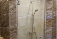 Изготовление стеклянных перегородок для душа: от эскиза до установки