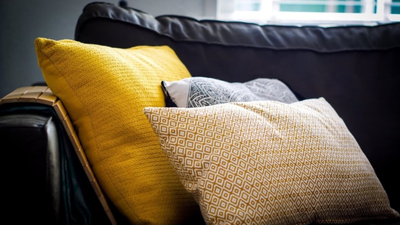 5 нестандартных видов подушек, которые пригодятся за пределами спальни