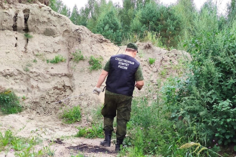 Двух мальчиков нашли мертвыми под обвалившимся песком на склоне песчаного карьера под Брянском
