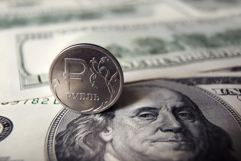 Инвестстратег Бахтин рассказал, почему укрепляется рубль и опустится ли курс доллара к 91 рублю