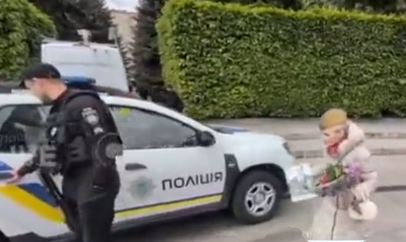 «Я и молюсь на русском. Сажать будете?» На празднующих 9 Мая пенсионеров на Украине устроили настоящую «охоту»