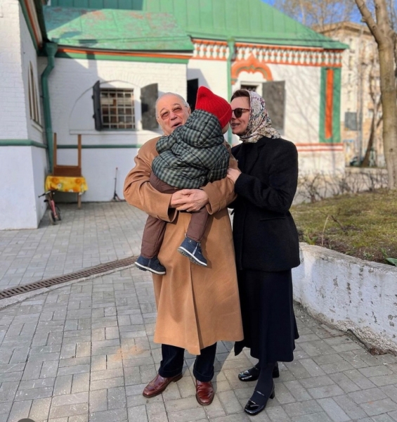 «Я не собираюсь грызть себя». Брухуновой не хватает времени на воспитание детей от Петросяна