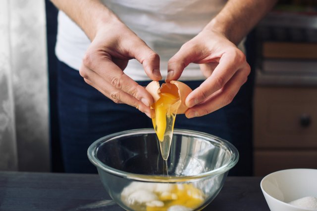 Как быстро и правильно отделить желток от белка в сыром яйце