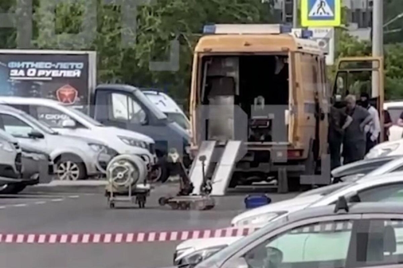 Робот-сапер снял подозрительную коробку с внедорожника военного в Москве