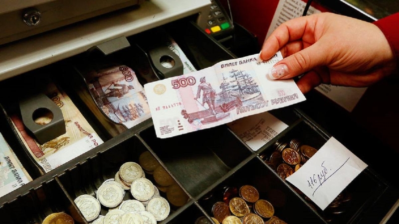 В ЦБ раскрыли, могут ли кассиры в магазинах давать сдачу склеенными фрагментами купюр