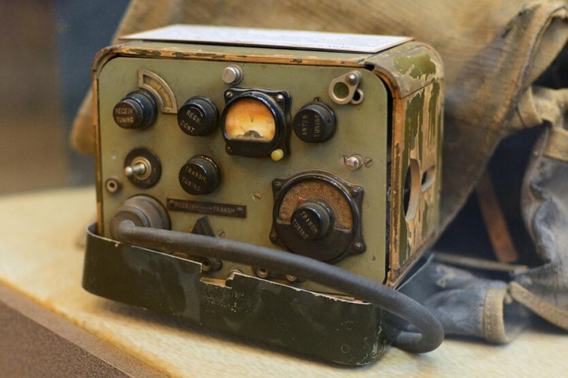 В лесу в Московской области нашли советскую военную радиостанцию и чемодан