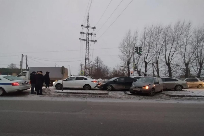 В Новосибирске водитель «Ниссана» устроил массовое ДТП и скрылся