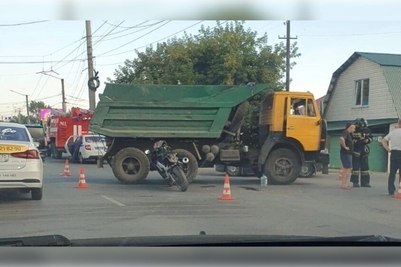 В Омске мотоциклист врезался в КамАЗ