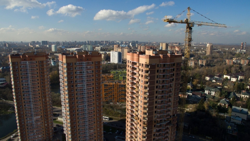 Запуск новых проектов жилья в миллионниках России сократился почти на 40%